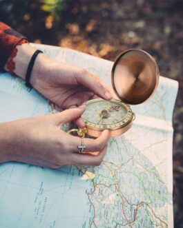 Vintage Pocket Watch Metal Compass Antique Brass Flip Cover Compass with Automatic Flip Lid and Portable for Outdoor Backpacking, Camping, Hiking