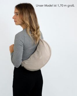 LARKSON Crossbody Bag for Men and Women – Solveig Medium – Shoulder Bag in Half Moon Style – Semi-Circular Shoulder Bag – Moon Bag Design – Water-Repellent, sand, Unit size, Minimal