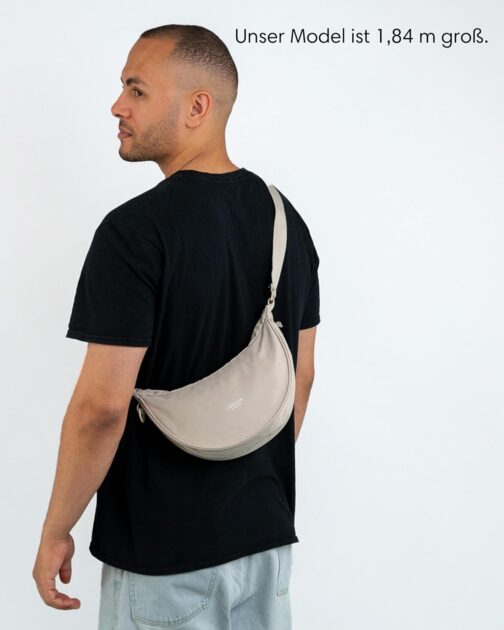 LARKSON Crossbody Bag for Men and Women - Solveig Medium - Shoulder Bag in Half Moon Style - Semi-Circular Shoulder Bag - Moon Bag Design - Water-Repellent, sand, Minimal – Bild 6