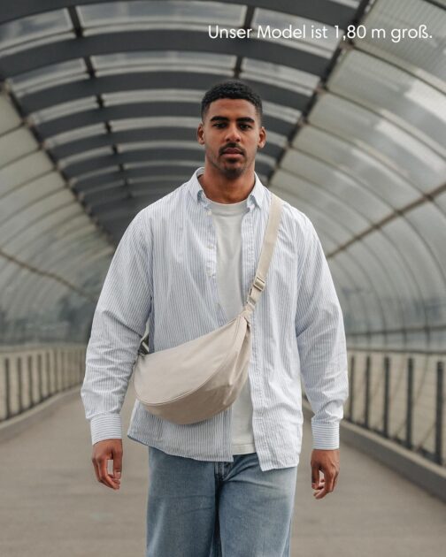LARKSON Crossbody Bag for Men and Women - Solveig Medium - Shoulder Bag in Half Moon Style - Semi-Circular Shoulder Bag - Moon Bag Design - Water-Repellent, sand, Unit size, Minimal – Bild 6