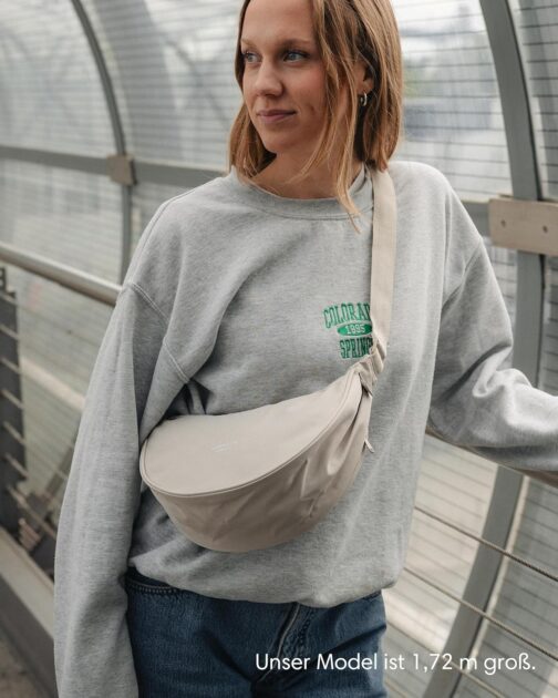 LARKSON Crossbody Bag for Men and Women - Solveig Medium - Shoulder Bag in Half Moon Style - Semi-Circular Shoulder Bag - Moon Bag Design - Water-Repellent, sand, Minimal – Bild 2