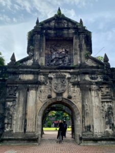 Mehr über den Artikel erfahren Exploring Metro Manila: Day Trips and Hidden Neighbourhoods