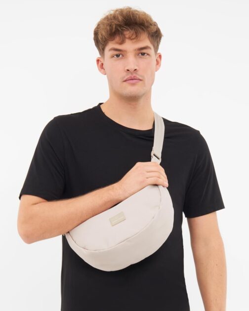 Johnny Urban Crossbody Bag Damen & Herren Beige - Ally Medium (früher Small) - Moon Bag Design - Bauchtasche im Halbmond Stil - Halbrunde Tasche mit verstellbarem Gurt - Wasserabweisend – Bild 8