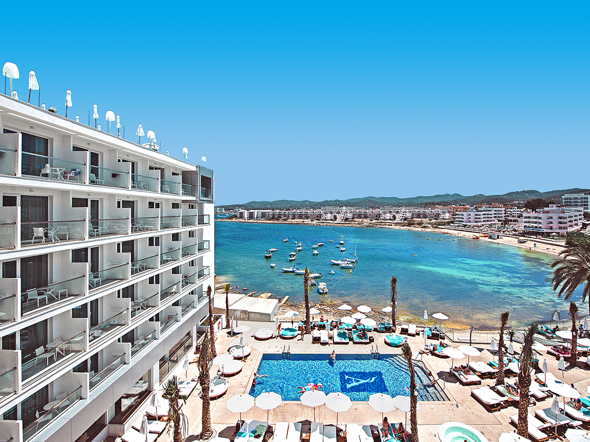 Buche jetzt deinen Traumurlaub im Amàre Beach Hotel Ibiza in  ➝ schon ab 1285 €!