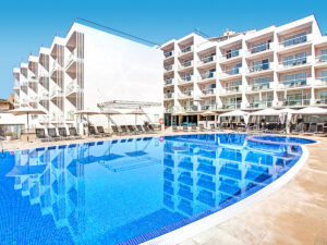 Buche jetzt deinen Traumurlaub im Aparthotel Paguera Beach in  ➝ schon ab 742 €!