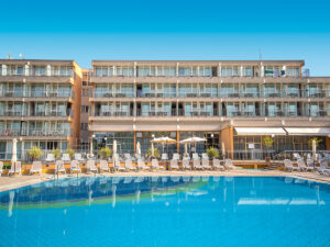 Buche jetzt deinen Traumurlaub im Arena Hotel Holiday in  ➝ schon ab 893 €!