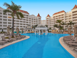 Buche jetzt deinen Traumurlaub im Bahia Principe Luxury Runaway Bay in  ➝ schon ab 2209 €!