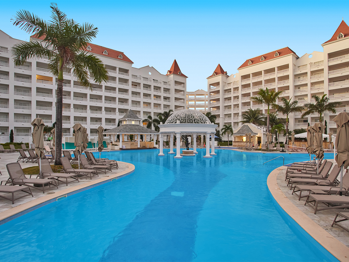 Buche jetzt deinen Traumurlaub im Bahia Principe Luxury Runaway Bay in  ➝ schon ab 2209 €!