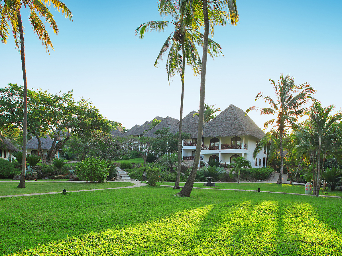 Buche jetzt deinen Traumurlaub im Bluebay Beach Resort in  ➝ schon ab 2080 €!