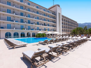 Buche jetzt deinen Traumurlaub im Bluesun Hotel Jadran in  ➝ schon ab 989 €!