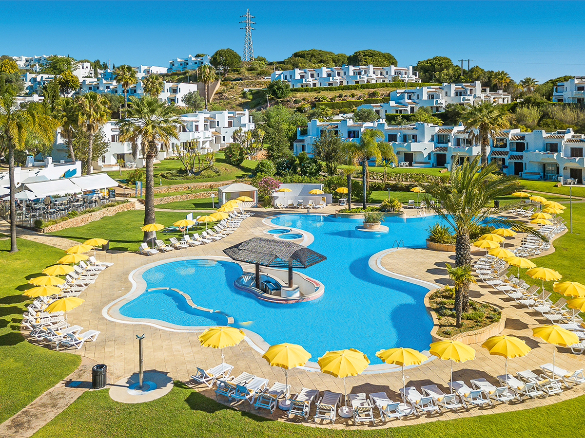 Buche jetzt deinen Traumurlaub im Clube Albufeira Garden Village in  ➝ schon ab 711 €!