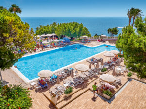 Buche jetzt deinen Traumurlaub im Fergus Style Punta Arabi in  ➝ schon ab 835 €!