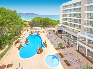 Buche jetzt deinen Traumurlaub im Hipotels Bahía Cala Millor in  ➝ schon ab 995 €!