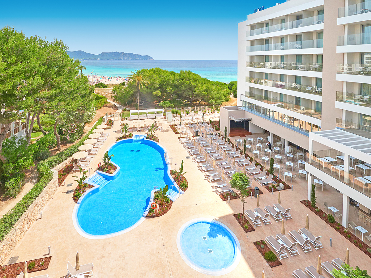 Buche jetzt deinen Traumurlaub im Hipotels Bahía Cala Millor in  ➝ schon ab 995 €!