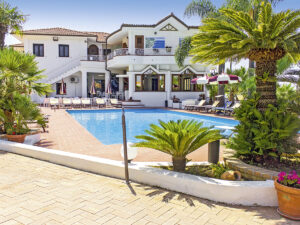 Buche jetzt deinen Traumurlaub im Hotel Baia del Capo in  ➝ schon ab 625 €!