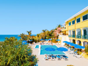 Buche jetzt deinen Traumurlaub im Hotel Capizzo in  ➝ schon ab 622 €!