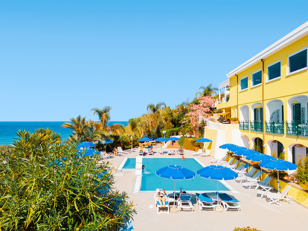 Buche jetzt deinen Traumurlaub im Hotel Capizzo in  ➝ schon ab 622 €!