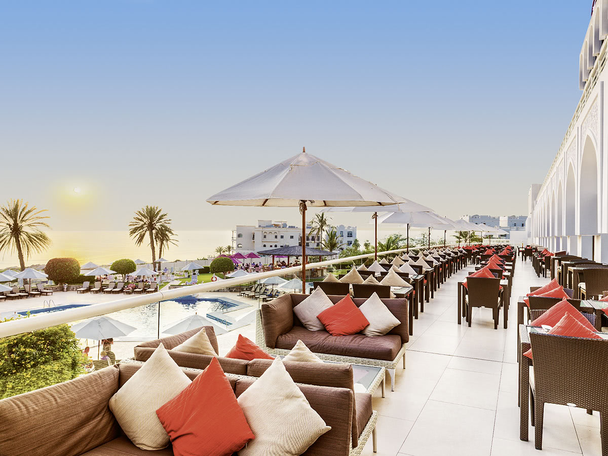 Buche jetzt deinen Traumurlaub im Hotel Crowne Plaza Muscat in  ➝ schon ab 1155 €!