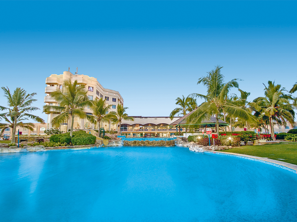 Buche jetzt deinen Traumurlaub im Hotel Crowne Plaza Salalah in  ➝ schon ab 1330 €!