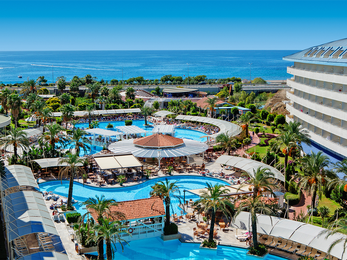 Buche jetzt deinen Traumurlaub im Hotel Crystal Admiral Resort Suites & Spa in  ➝ schon ab 855 €!