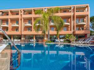 Buche jetzt deinen Traumurlaub im Hotel Flisvos Royal in  ➝ schon ab 788 €!