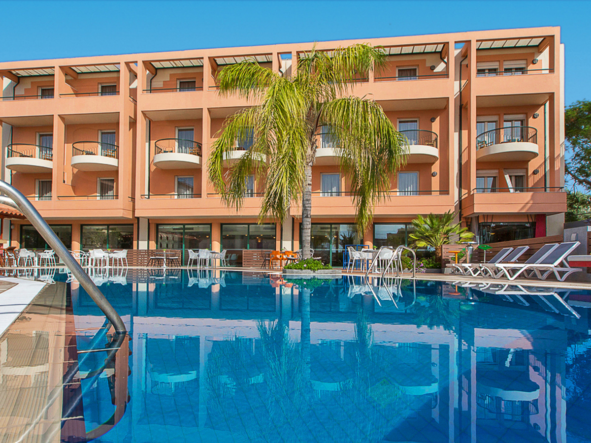 Buche jetzt deinen Traumurlaub im Hotel Flisvos Royal in  ➝ schon ab 788 €!