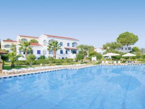 Buche jetzt deinen Traumurlaub im Hotel Govino Bay in  ➝ schon ab 521 €!