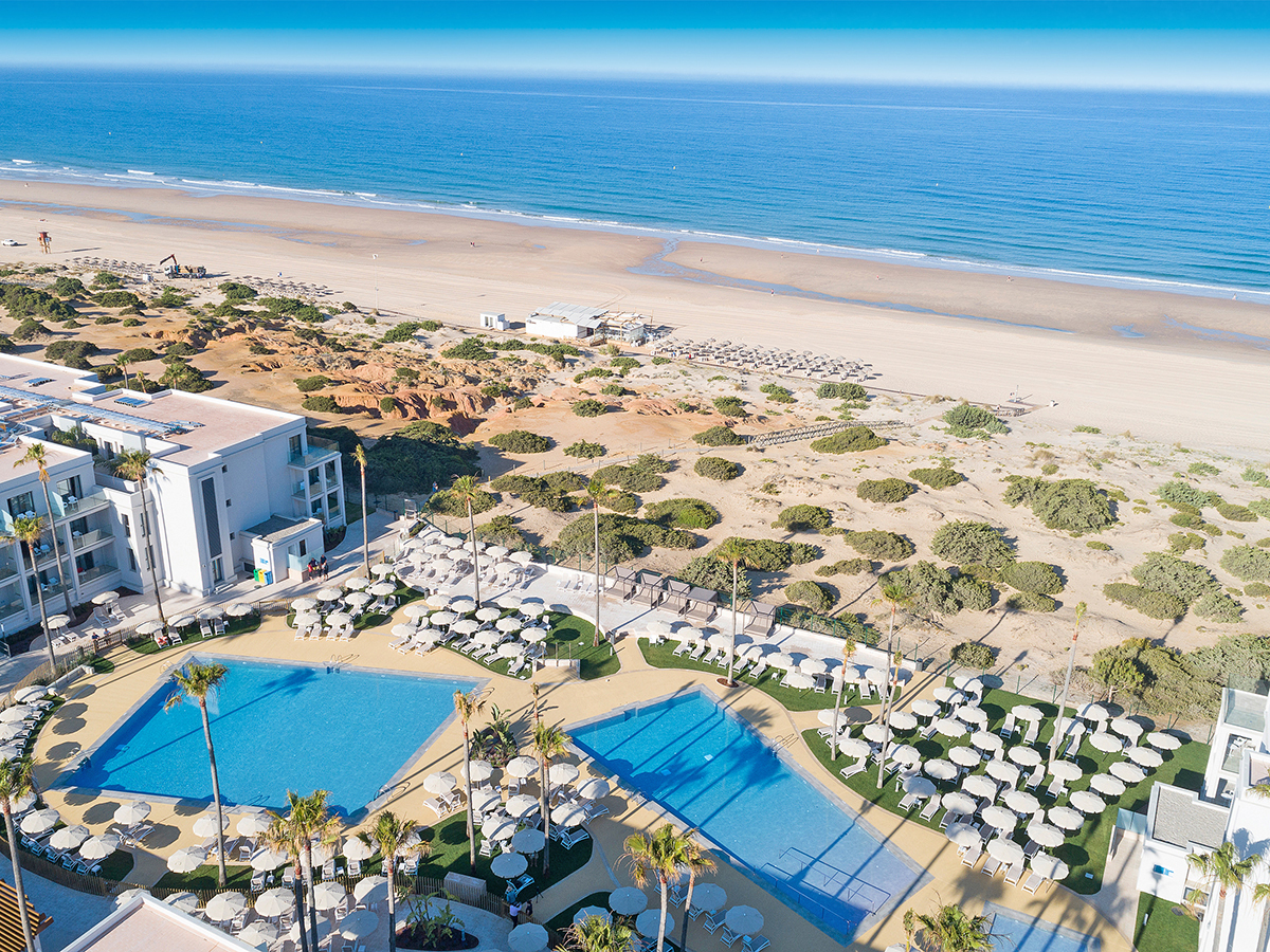 Buche jetzt deinen Traumurlaub im Hotel Hipotels Barrosa Park in  ➝ schon ab 943 €!