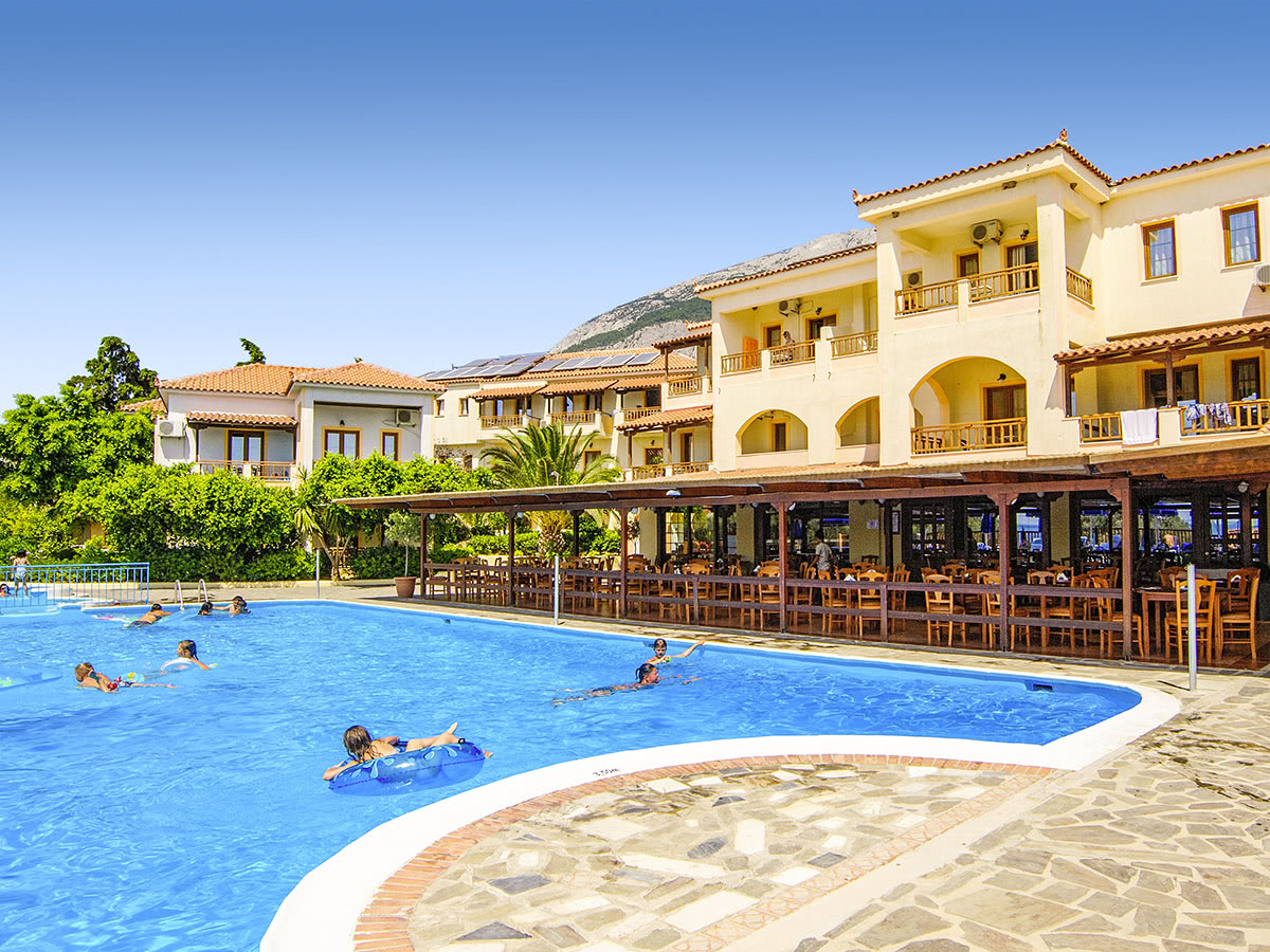 Buche jetzt deinen Traumurlaub im Hotel Kampos Village in  ➝ schon ab 782 €!