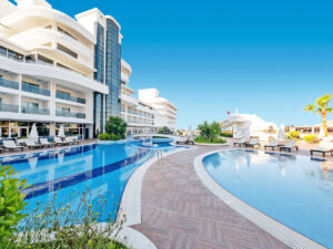 Buche jetzt deinen Traumurlaub im Hotel Laguna Beach Alya Resort & Spa in  ➝ schon ab 724 €!