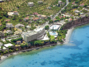 Buche jetzt deinen Traumurlaub im Hotel Messinian Bay in  ➝ schon ab 689 €!