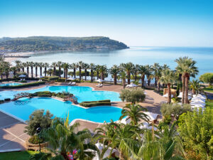 Buche jetzt deinen Traumurlaub im Hotel Sani Beach in  ➝ schon ab 2372 €!