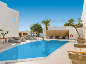 Buche jetzt deinen Traumurlaub im Hotel Santorini Crystal Blue Suites in  ➝ schon ab 1210 €!