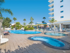 Buche jetzt deinen Traumurlaub im Hotel Stamatia in  ➝ schon ab 871 €!