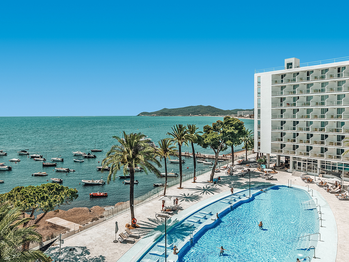 Buche jetzt deinen Traumurlaub im Hotel The Ibiza Twiins in  ➝ schon ab 1159 €!