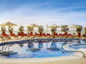 Buche jetzt deinen Traumurlaub im Hotel Towers Rotana in  ➝ schon ab 882 €!