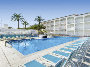 Buche jetzt deinen Traumurlaub im Hotel Vibra Cala Tarida in  ➝ schon ab 652 €!