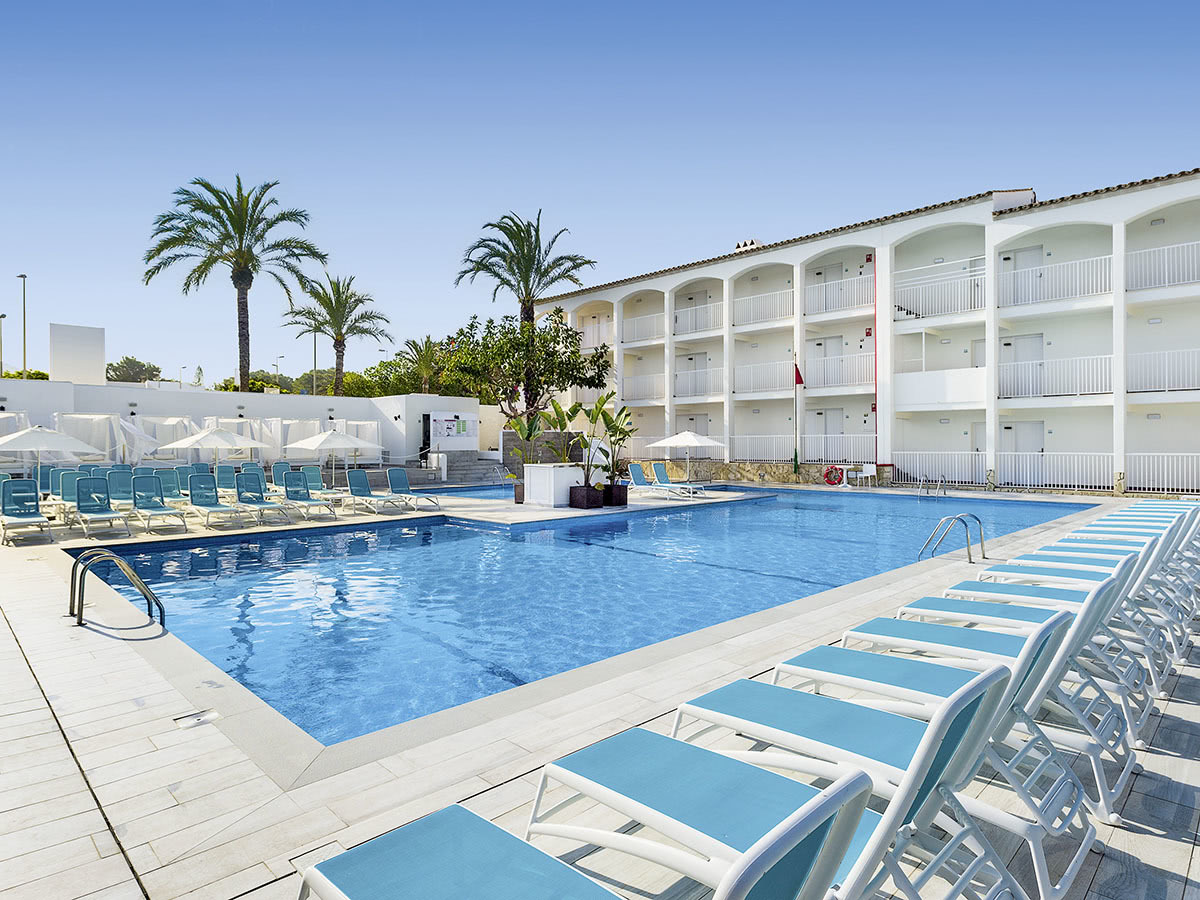 Buche jetzt deinen Traumurlaub im Hotel Vibra Cala Tarida in  ➝ schon ab 652 €!