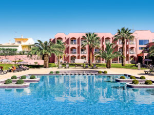 Buche jetzt deinen Traumurlaub im Hotel Vila Galé Collection Praia in  ➝ schon ab 957 €!