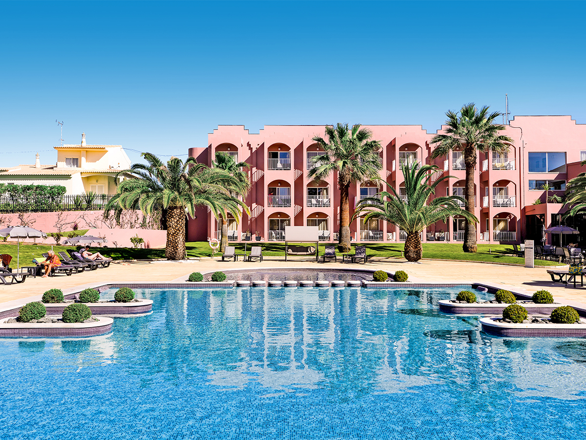 Buche jetzt deinen Traumurlaub im Hotel Vila Galé Collection Praia in  ➝ schon ab 957 €!