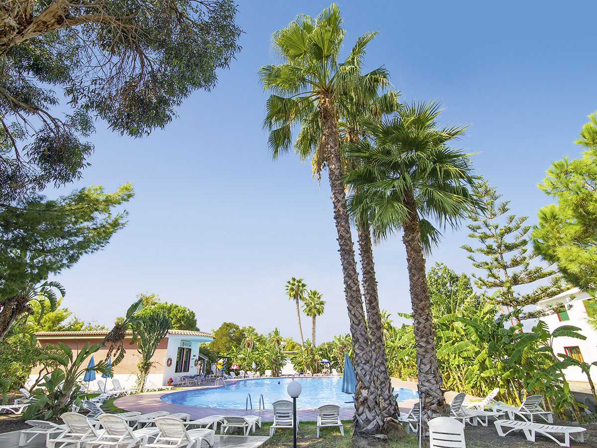 Buche jetzt deinen Traumurlaub im Hotel Villaggio Alkantara in  ➝ schon ab 618 €!