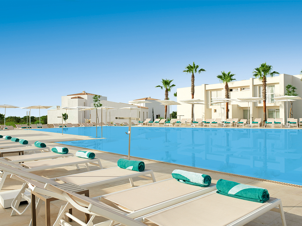 Buche jetzt deinen Traumurlaub im Iberostar Waves Cala Domingos in  ➝ schon ab 1112 €!