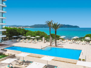 Buche jetzt deinen Traumurlaub im Iberostar Waves Cala Millor in  ➝ schon ab 1342 €!