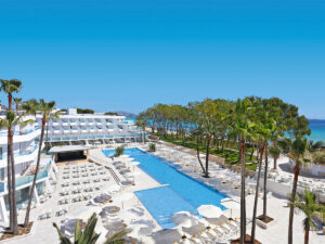 Buche jetzt deinen Traumurlaub im Iberostar Waves Playa de Muro in  ➝ schon ab 1050 €!
