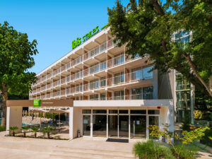 Buche jetzt deinen Traumurlaub im Ibis Styles Golden Sands Roomer Hotel in  ➝ schon ab 592 €!