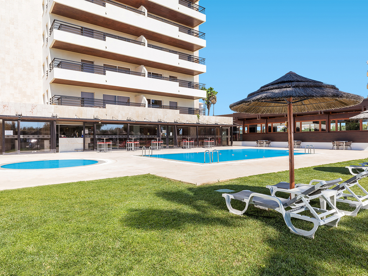 Buche jetzt deinen Traumurlaub im Interpass Vau Hotel Apartamento in  ➝ schon ab 700 €!