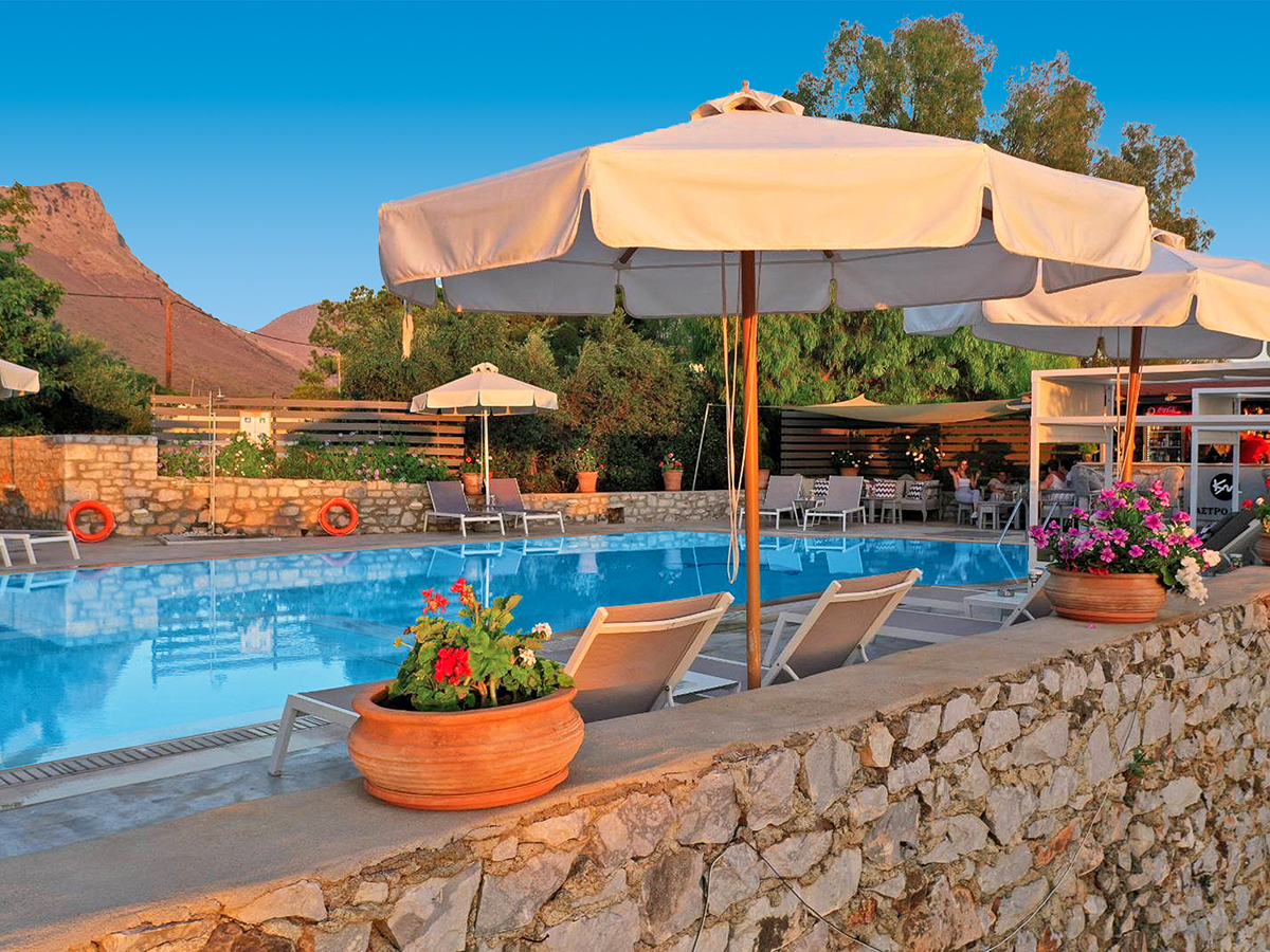 Buche jetzt deinen Traumurlaub im Kastro Maini in  ➝ schon ab 847 €!