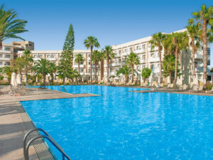 Buche jetzt deinen Traumurlaub im Louis Phaethon Beach in  ➝ schon ab 1240 €!