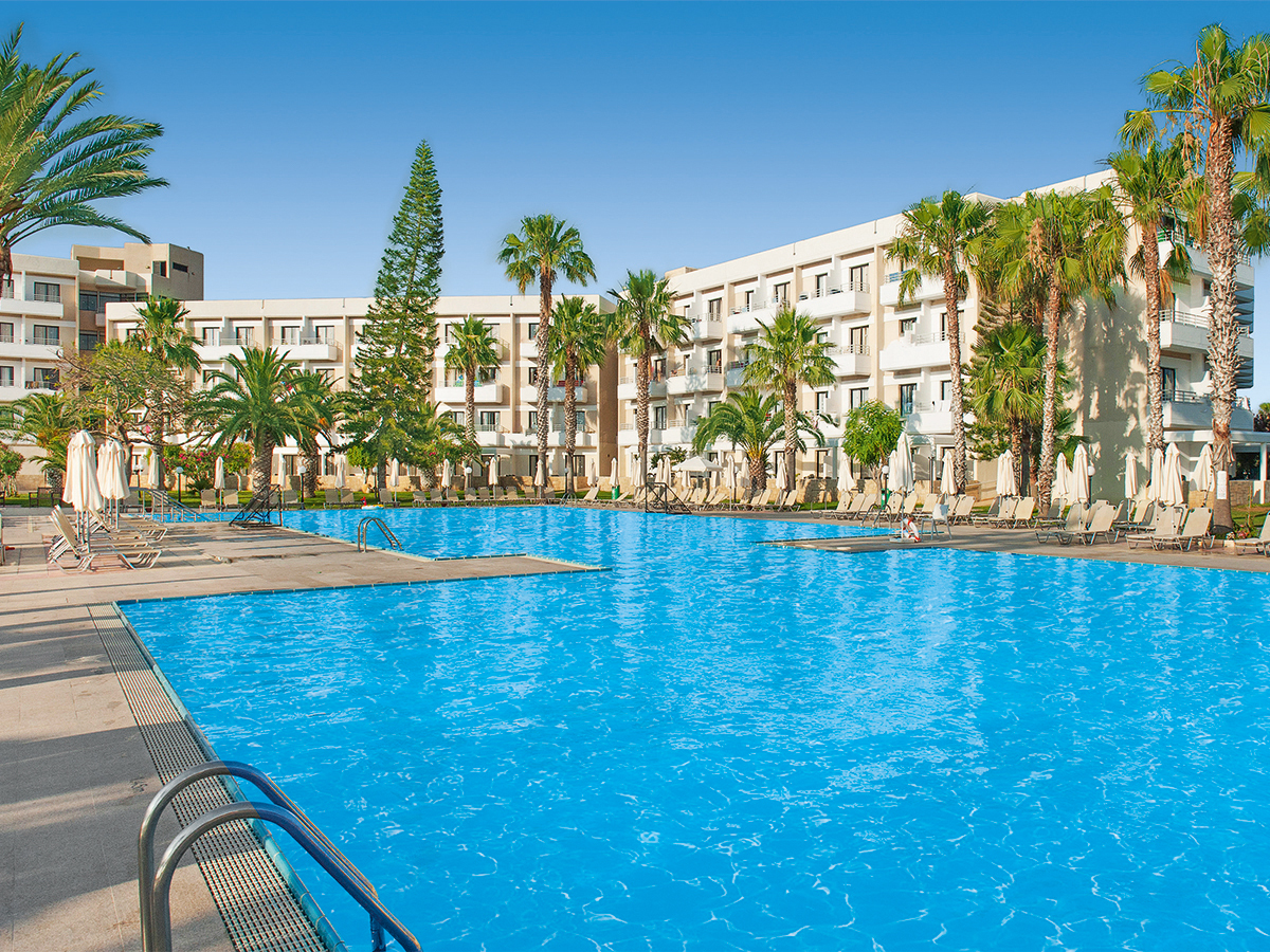 Buche jetzt deinen Traumurlaub im Louis Phaethon Beach in  ➝ schon ab 1240 €!