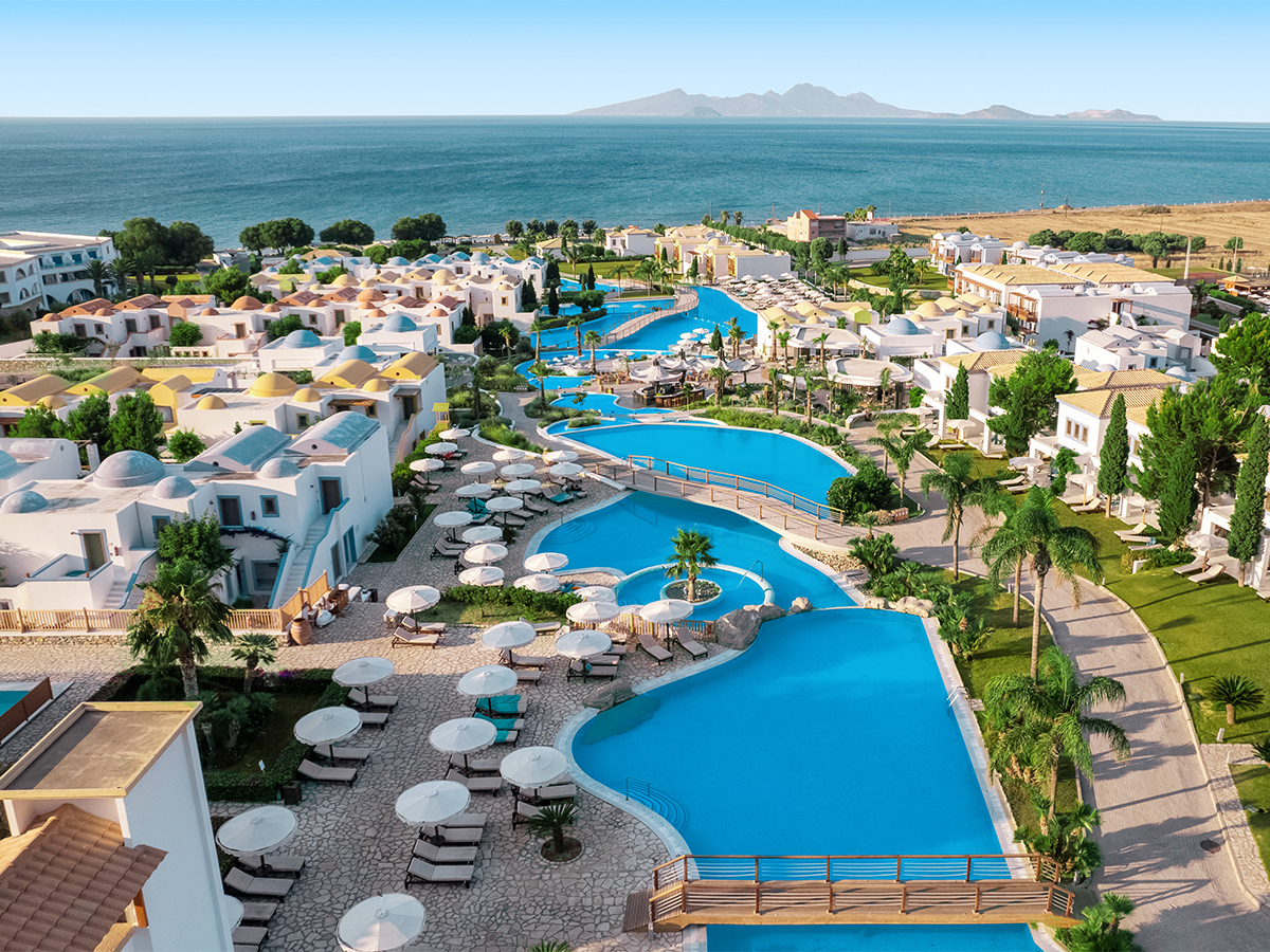 Buche jetzt deinen Traumurlaub im Mitsis Selection Blue Domes in  ➝ schon ab 1338 €!